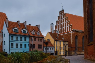 Old Riga 'daki eski şehrin eski sokakları