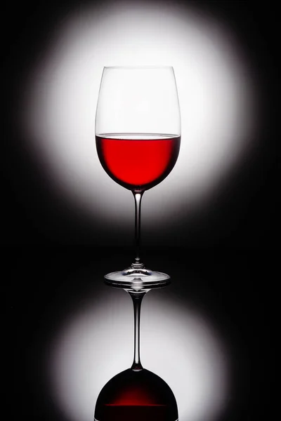 Koyu Arkaplanda Bir Kadeh Kırmızı Şarap — Stok fotoğraf