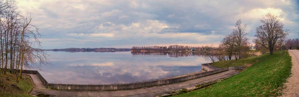 Bahar Günbatımı Manzarası Letonya Daki Daugava Nehri Üzerinde Aizkraukle Kasabası — Stok fotoğraf