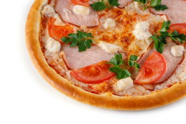 Jambonlu pizza, menü ve web sitesi tasarımı için beyaz arka planda domates.