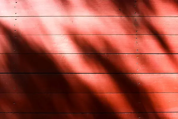 Güneş Işığı Gölgeler Kırmızı Boyalı Ahşap Bir Duvarda — Stok fotoğraf