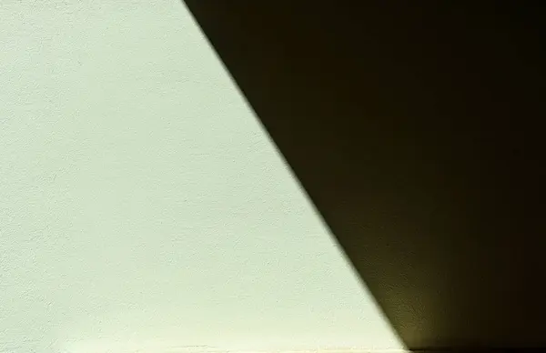 Yeşil Boyalı Duvar Işık Gölge Işınları Çapraz — Stok fotoğraf