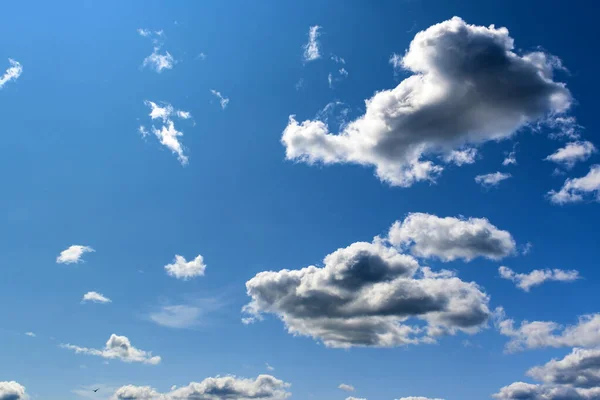 Ουρανός Και Σύννεφα Μια Ανοιξιάτικη Μέρα — Φωτογραφία Αρχείου