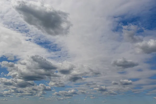 ヨーロッパの春の晴れた日の青い空と雲9 — ストック写真