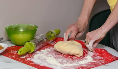 Kadın 28 Çin usulü şeffaf börek yapıyor.