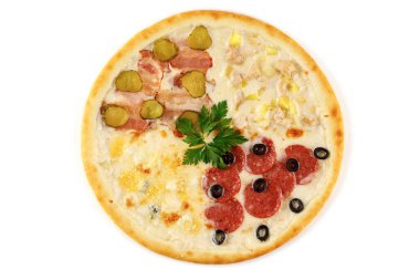 Çevrimiçi bir restoran sitesi için beyaz arka planda dört çeşit pizzadan taze iştah açıcı pizza.