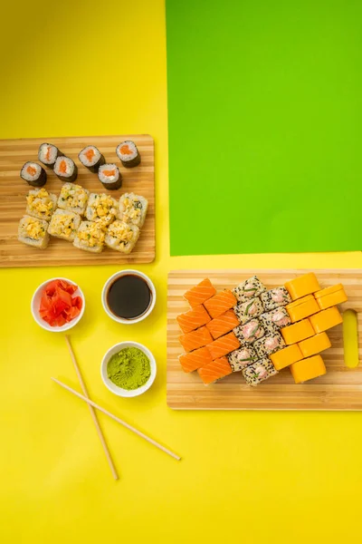 一组绿色和黄色背景的开胃面包卷 — 图库照片