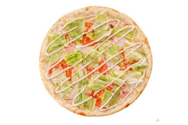 Pizza Caesar Mit Hühnchen Eisbergsalat Tomate Speck Mozzarella Auf Weißem — Stockfoto