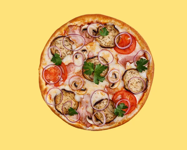 Pizza Szynką Grzyby Bakłażan Żółtym Tle Studio Fotografowania — Zdjęcie stockowe