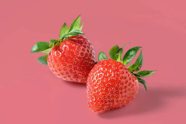 Fresas Frescas Apetitosas Sobre Fondo Rojo Rodaje Estudio — Foto de Stock