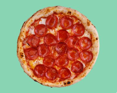 Yeşil arka planda pepperonili pizza, stüdyo çekimi 1