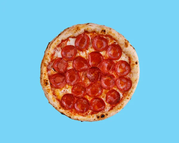 Kézműves Pepperoni Pizza Kék Alapon Stúdió Forgatás — Stock Fotó