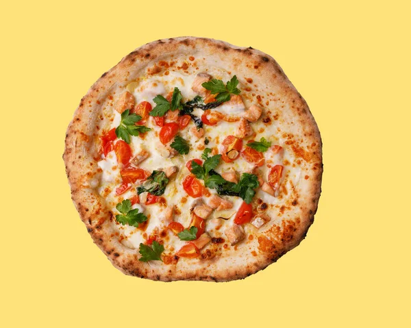 Реміснича Піца Лососем Помідорами Моцарелою Жовтому Фоні Студійна Зйомка — стокове фото