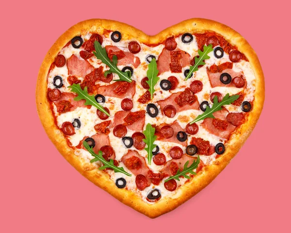 Apetecendo Pizza Forma Coração Com Presunto Salsichas Caça Fundo Verde — Fotografia de Stock