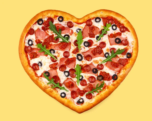 Apetecendo Pizza Forma Coração Com Presunto Salsichas Caça Fundo Amarelo — Fotografia de Stock