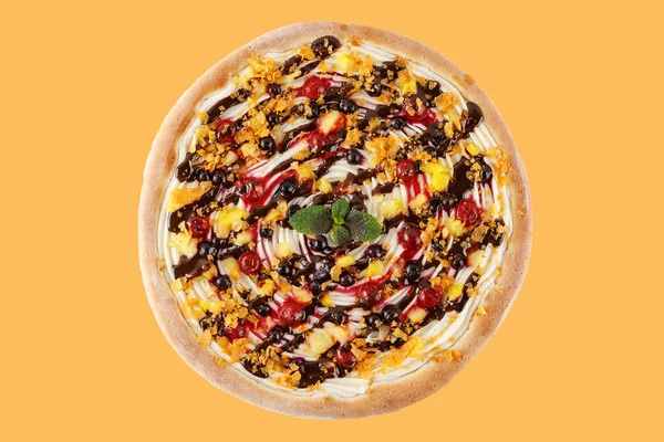 Apetyczne Słodkie Dzieci Pizza Czekoladą Jagodami Żółtym Tle Studio Shot — Zdjęcie stockowe