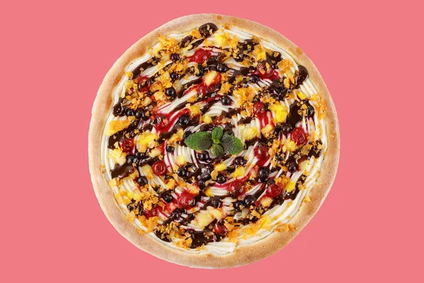 Apetyczne Słodkie Dzieci Pizza Czekoladą Jagodami Czerwonym Tle Studio Shot — Zdjęcie stockowe