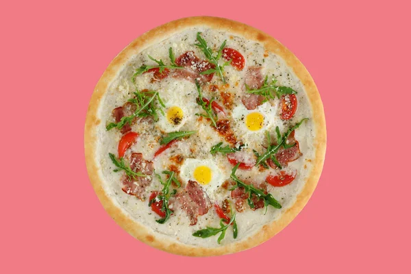 Pizza Bekonem Jajecznica Ser Pomidory Czerwonym Tle Ujęcie Studyjne — Zdjęcie stockowe