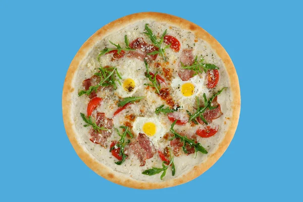 Pizza Bekonem Jajecznicą Serem Pomidorami Niebieskim Tle Ujęcie Studyjne — Zdjęcie stockowe
