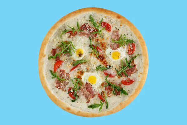 Pizza Bekonem Jajecznica Ser Pomidory Niebieskim Tle Studio Shot — Zdjęcie stockowe