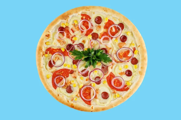 Pizza Met Jachtworstjes Tomaten Paprika Maïs Een Blauwe Achtergrond Studio — Stockfoto