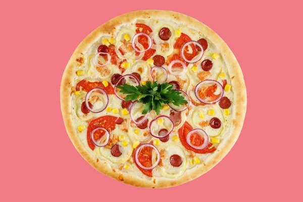 Pizza Kiełbasą Myśliwską Pomidory Słodka Papryka Kukurydza Czerwonym Tle Strzelanie — Zdjęcie stockowe