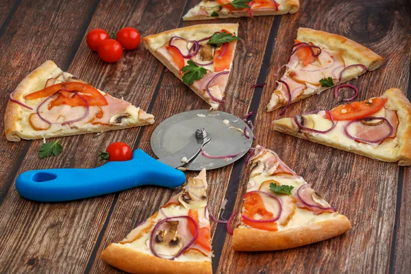 Salamlı Pizza Mantarlı Pizza Dilimleyici Domatesli Ahşap Arka Planda — Stok fotoğraf