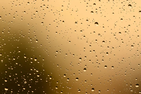雨の横のフレームの後で窓に水が落ちる — ストック写真
