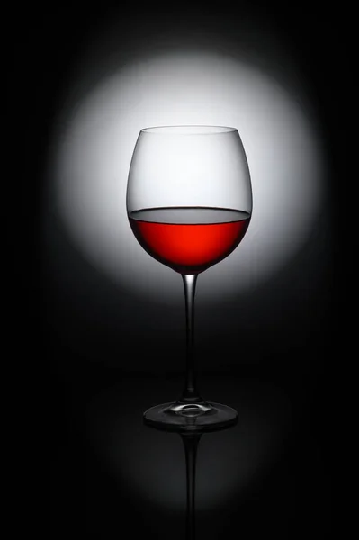 Szklanka Czerwonego Wina Ciemnym Tle — Zdjęcie stockowe