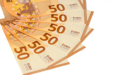 Beyaz arka planda 50 avroluk banknotlar yayıldı.