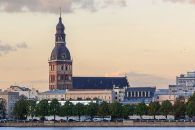 Riga Dome Katedrali yazın gün batımında, Daugava Nehri 1 'in karşısında.