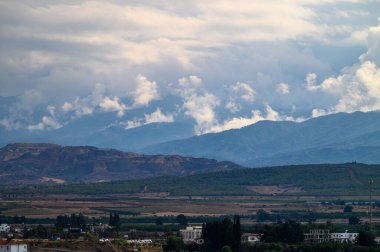 Akdeniz sonbahar akşamı dağ ve deniz manzarası