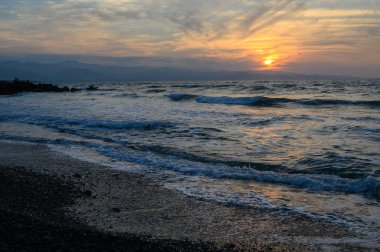 Akdeniz 'de güzel bir sahilde gün batımı