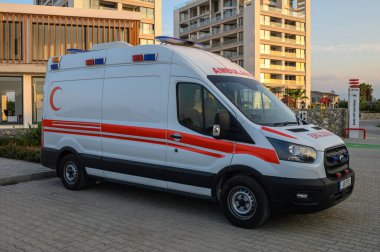 Sağlık merkezinin yakınındaki Kıbrıs Rum ambulans aracı