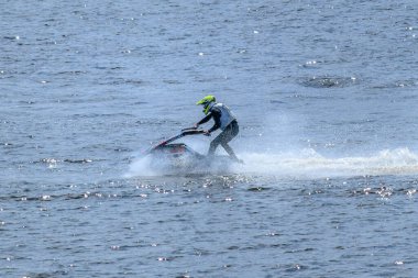 Letonya 'nın Aizkraukle kentindeki Daugava Nehri' nde yarışma