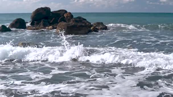 Kamienie Morzu Pobliżu Plaży Falach Morza Śródziemnego Wyspie Cypr — Wideo stockowe