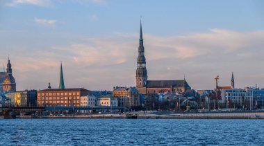 Daugava Nehri 'nden Old Riga 2' ye akşam manzarası