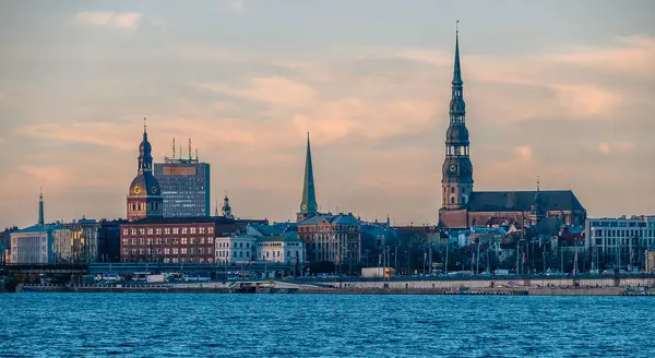 Daugava Nehri 'nden Old Riga 3' e akşam manzarası