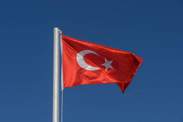 Mavi Gökyüzüne Karşı Türkiye Bayrağı — Stok fotoğraf