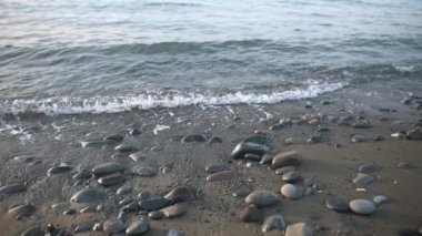 Yavaş çekim 4k Akdeniz kıyısı günbatımı taşları 1