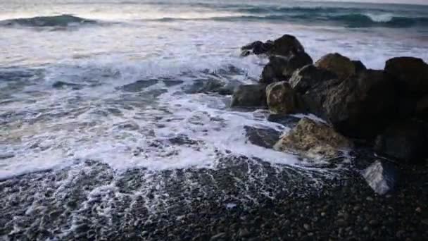 秋天的傍晚 北塞浦路斯地中海上的海浪 — 图库视频影像