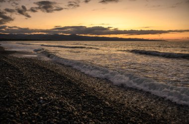 Kuzey Kıbrıs 'ta Akdeniz manzarası, dağlar ve günbatımı 2023 sonbaharında