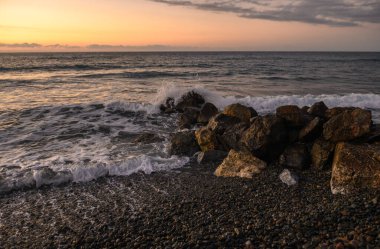 Kuzey Kıbrıs 9 'da Akdeniz' de kayaların üzerinde dalgalar ve su sıçramaları