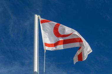 Kuzey Kıbrıs Türk Cumhuriyeti bayrağı mavi gökyüzüne karşı