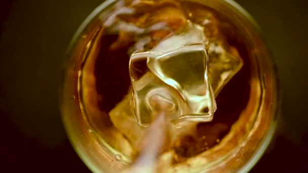 Whiskey Wlewa Się Szklanki Lodem — Wideo stockowe