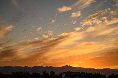 Kış mevsiminde hava bulutlu. Akdeniz seması, gün batımında.