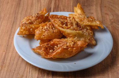 Türk baklavası, hafif tabakta ballı tatlı.