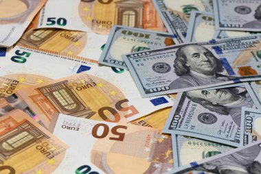 50 euro ve 100 dolarlık banknotlar arka plan 15 olarak masaya saçıldı.