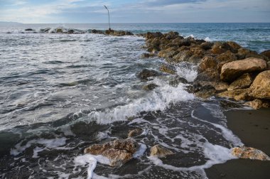 Akdeniz kıyısında kayalara çarpan dalgalar