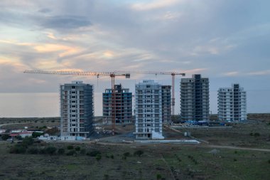 2 nolu yapım aşamasındaki yeni bir konut binasının çatısından görüntü